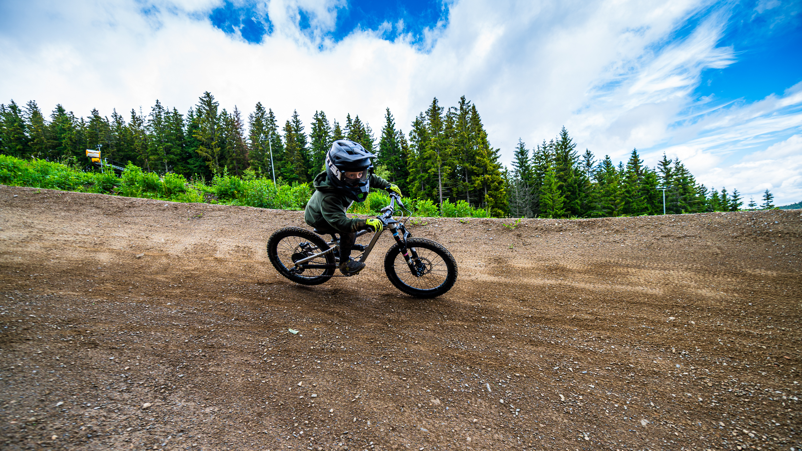 Rider na trati v Bikeparku Kopřivná