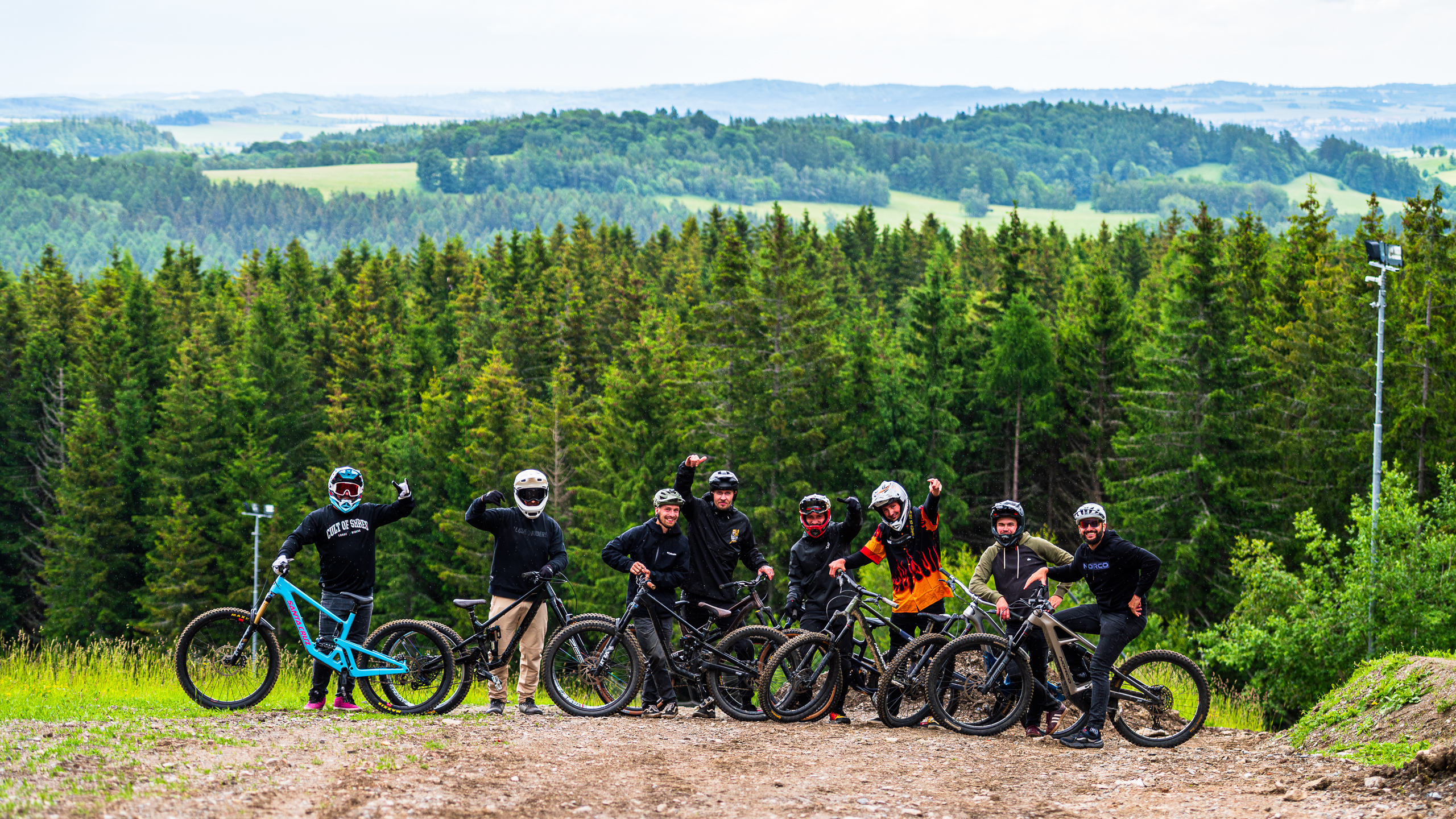 Parta bikerů v Bikeparku Kopřivná